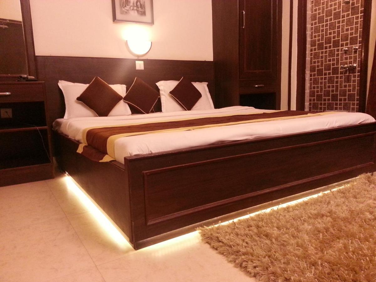 Hotel Varuna Benares Buitenkant foto