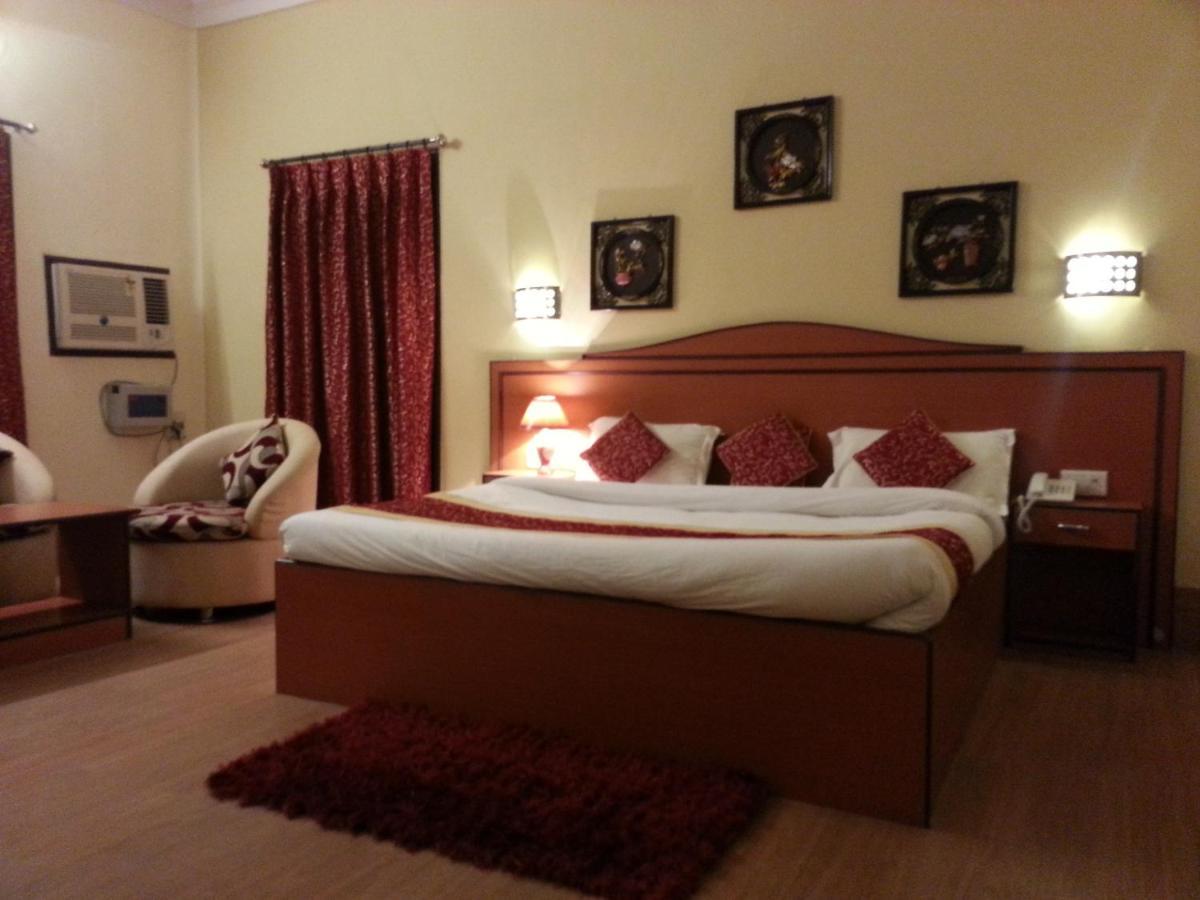Hotel Varuna Benares Buitenkant foto